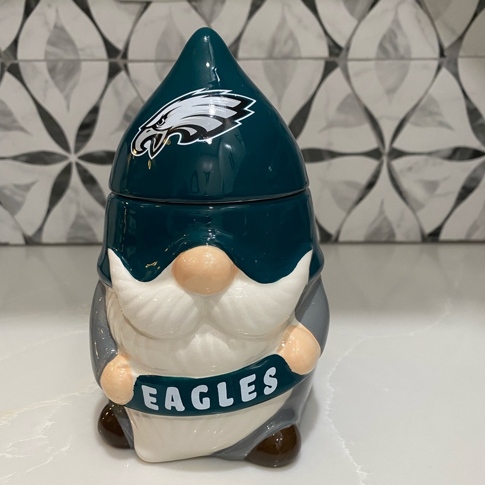 (NEW) NFL Philadelphia Eagles 12.5 oz Holiday Gnome Ceramic Candle